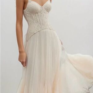 Elegant Cream Lace Wedding Dress